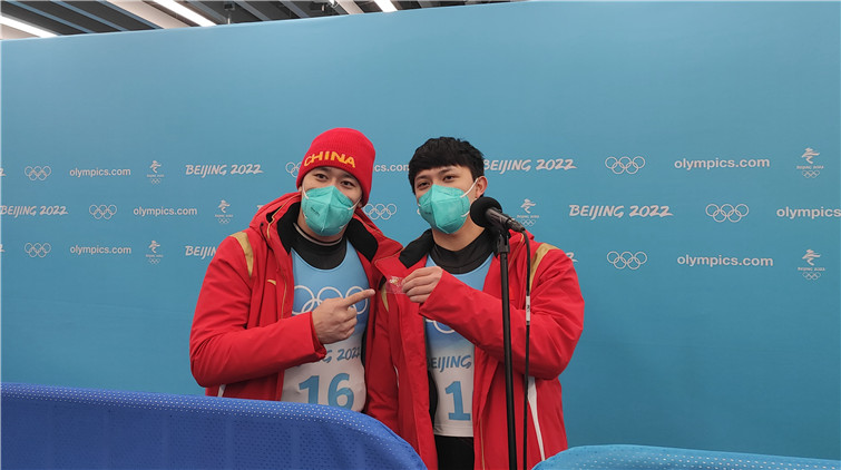 巴赫現身觀看男子雙人雪橇比賽 贈予中國組合徽章