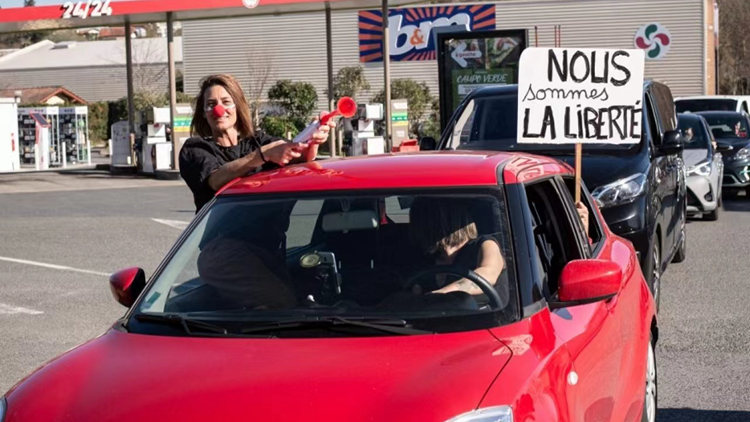 法國巴黎有民眾示威 抗議政府防疫措施