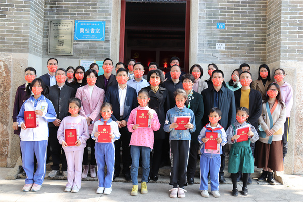 深圳龍崗園山街道啟動抗疫童畫展