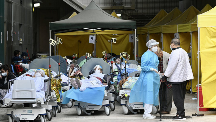 有片｜寒流襲港醫院不堪負荷 逾千病人露天等入院