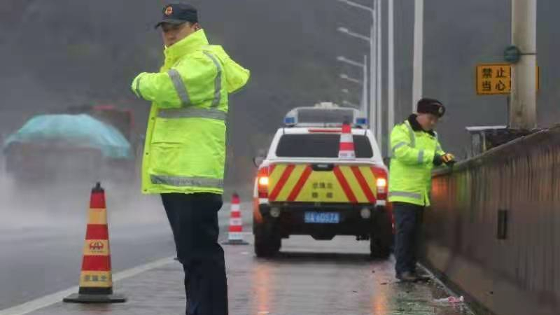 持續低溫！京珠北高速部分路段仍然雙向交通管制