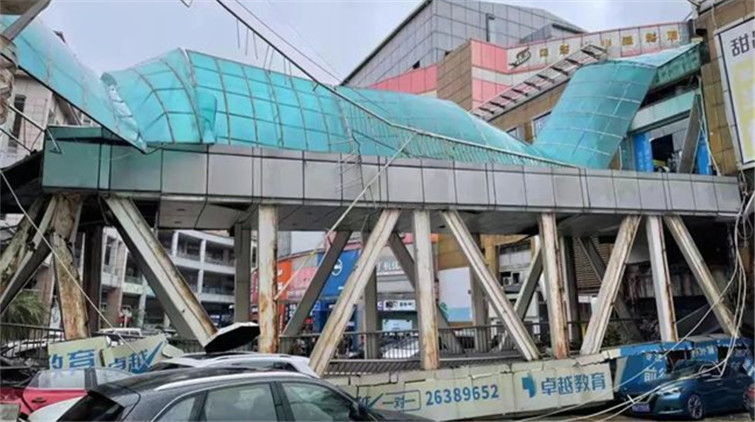 東莞世博廣場一天橋坍塌致5輛車受損 官方通報