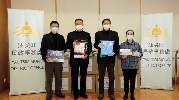 陳積志走訪避寒中心 義工隊獲贈防護裝備