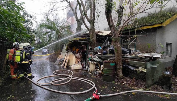 桃園龍潭磚造平房清晨惡火 85歲獨居婦救出命危