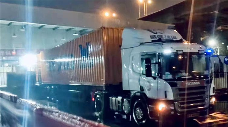 跨境運輸車輛緊缺 粵企連夜運送抗疫物資到港