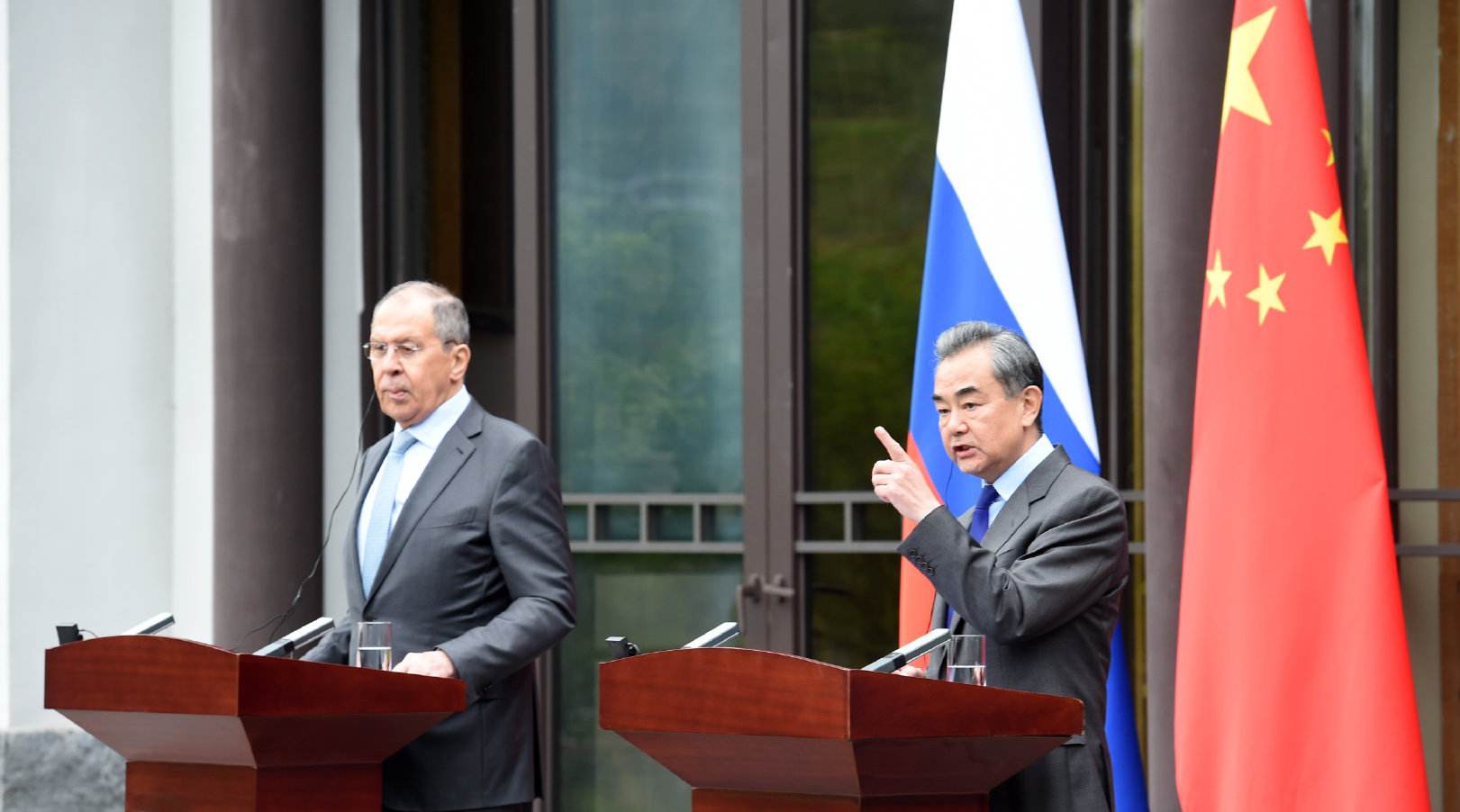 王毅同俄羅斯外長拉夫羅夫通電話 表明中方立場