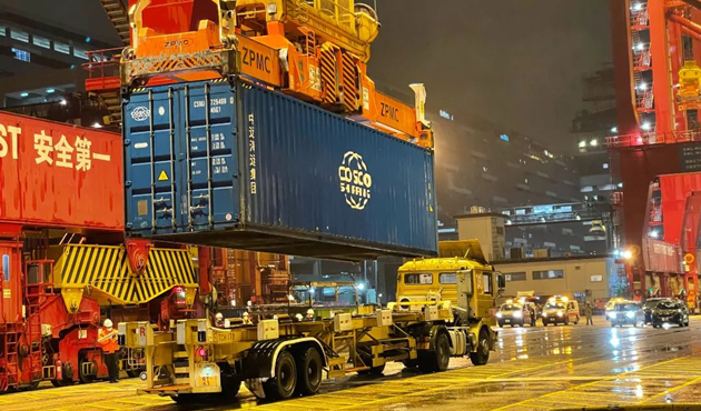 風雨無阻！中遠海運綠色快航供港物資火速抵港