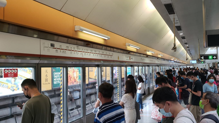 疫情導致車務人手緊張 港鐵8路線周五起再縮班