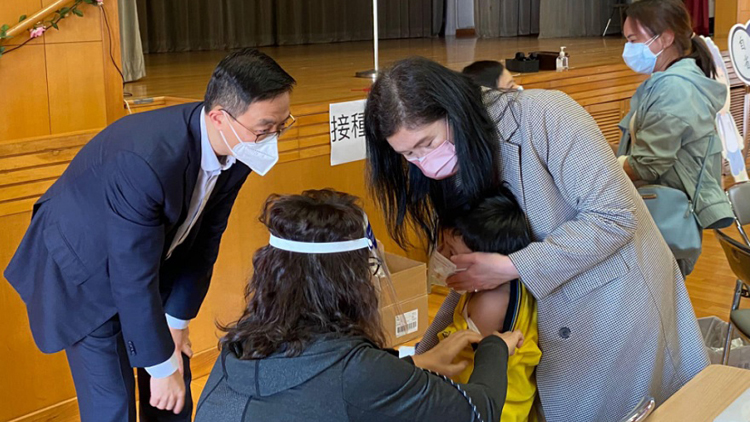 楊潤雄：政府增設流動疫苗接種站 到校為學童接種新冠疫苗