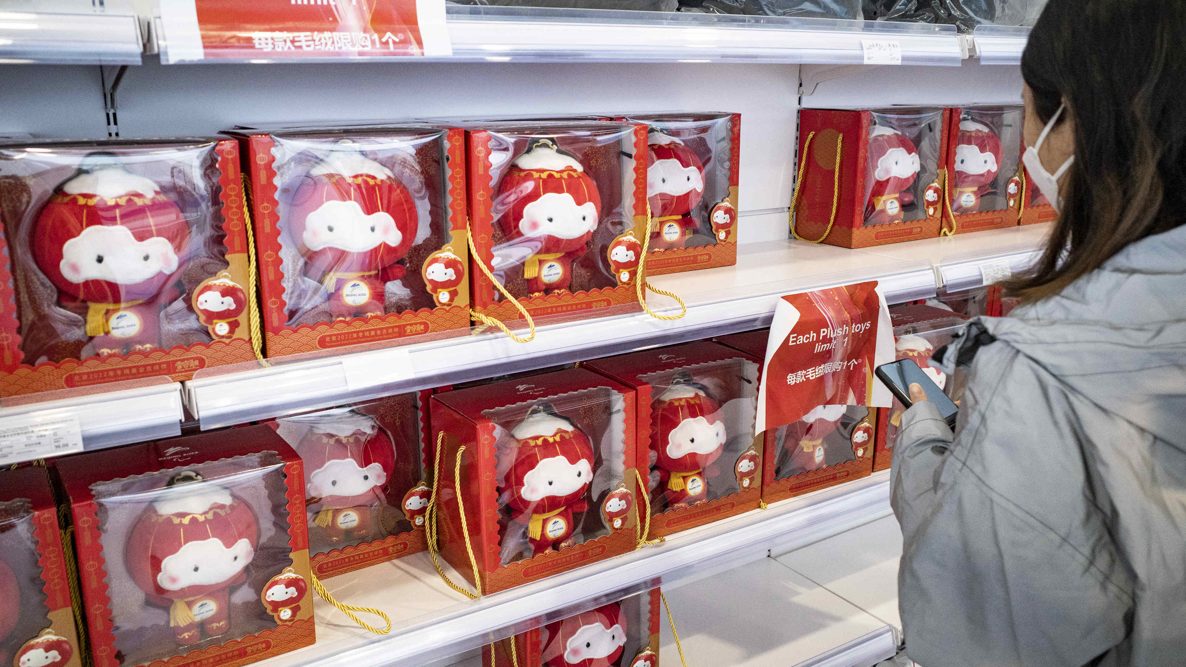 北京冬奧組委：雪容融和冰墩墩至少銷售到6月底