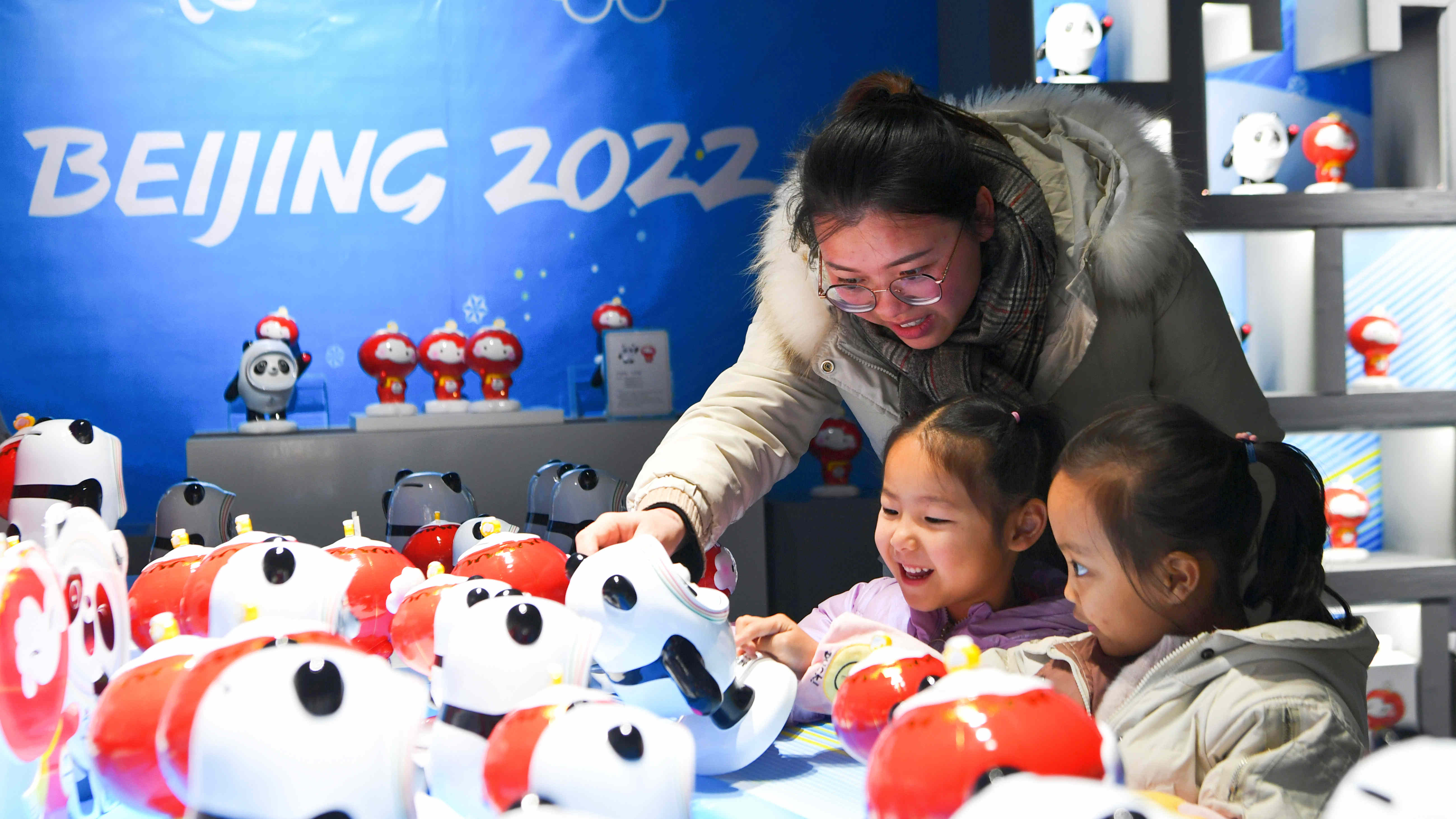 「冰墩墩」「雪容融」持續受熱捧 特許商店多措並舉服務消費者