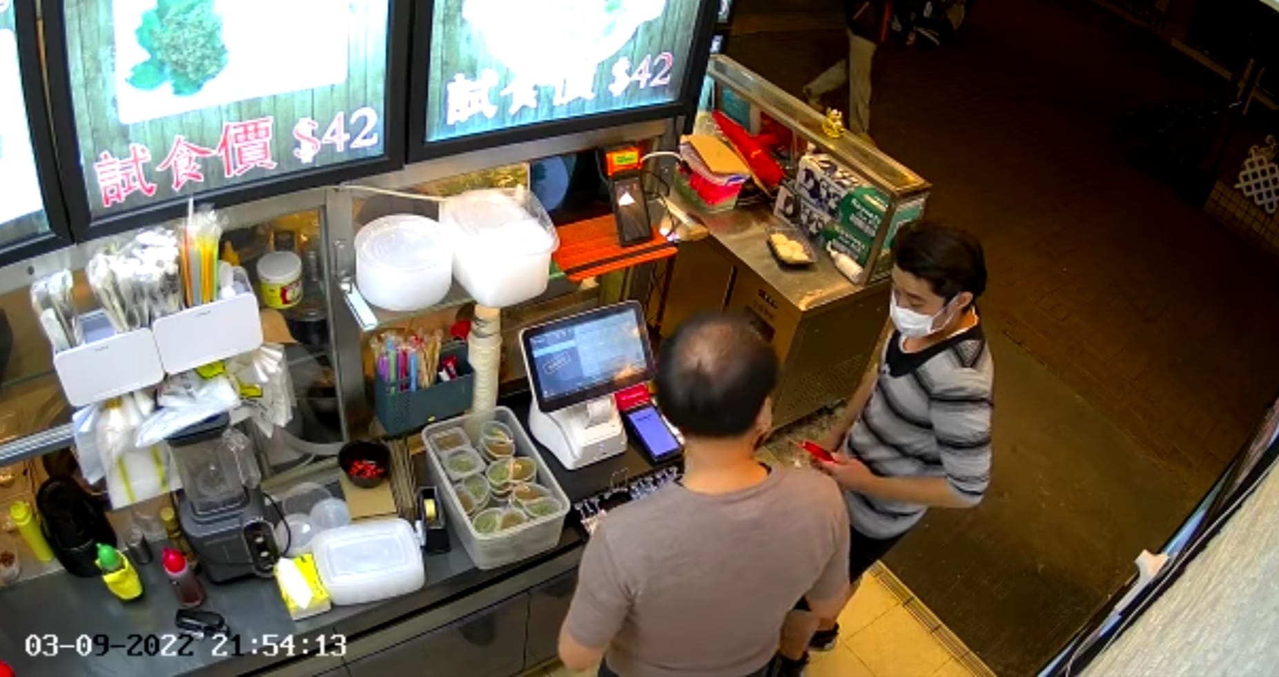 有片｜男子持鎅刀打劫食肆 事敗逃去反蝕100元