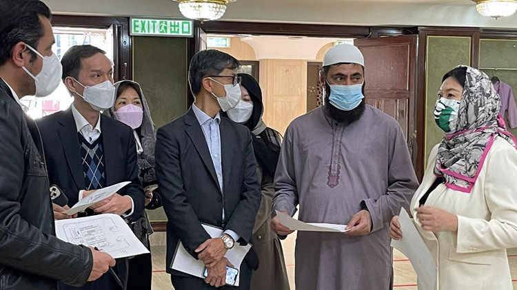 林琳協助「全女班」人員為伊斯蘭教女信眾安排接種疫苗