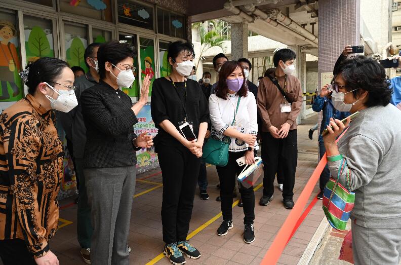 林鄭月娥視察屯門「圍封強檢」行動 向市民作揖感謝