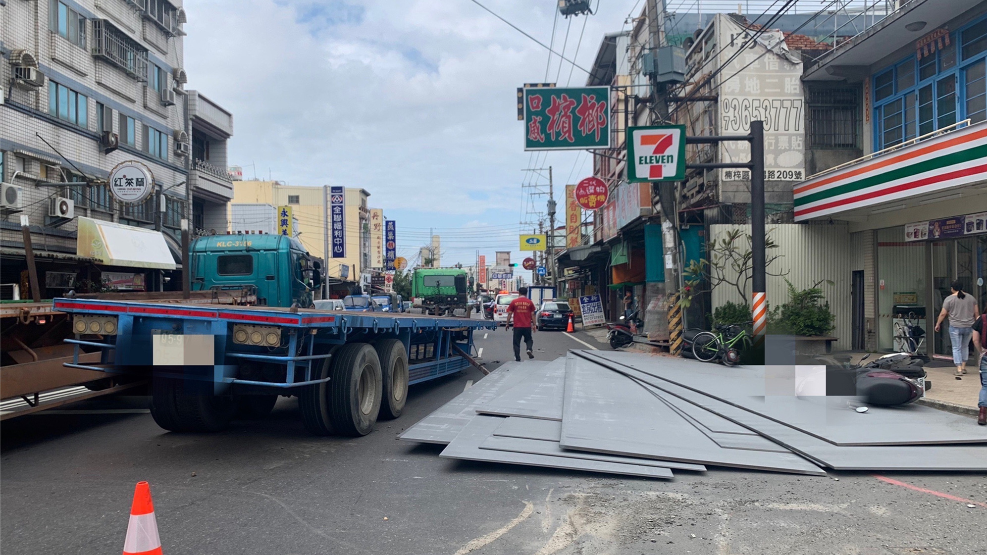 曳引車鋼板掉落撞壞電杆 台灣高雄2000戶停電