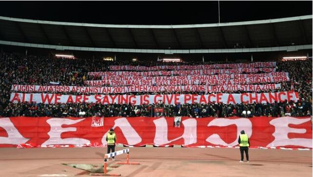 塞爾維亞球迷拉橫幅列美國入侵史 西方媒體失聲