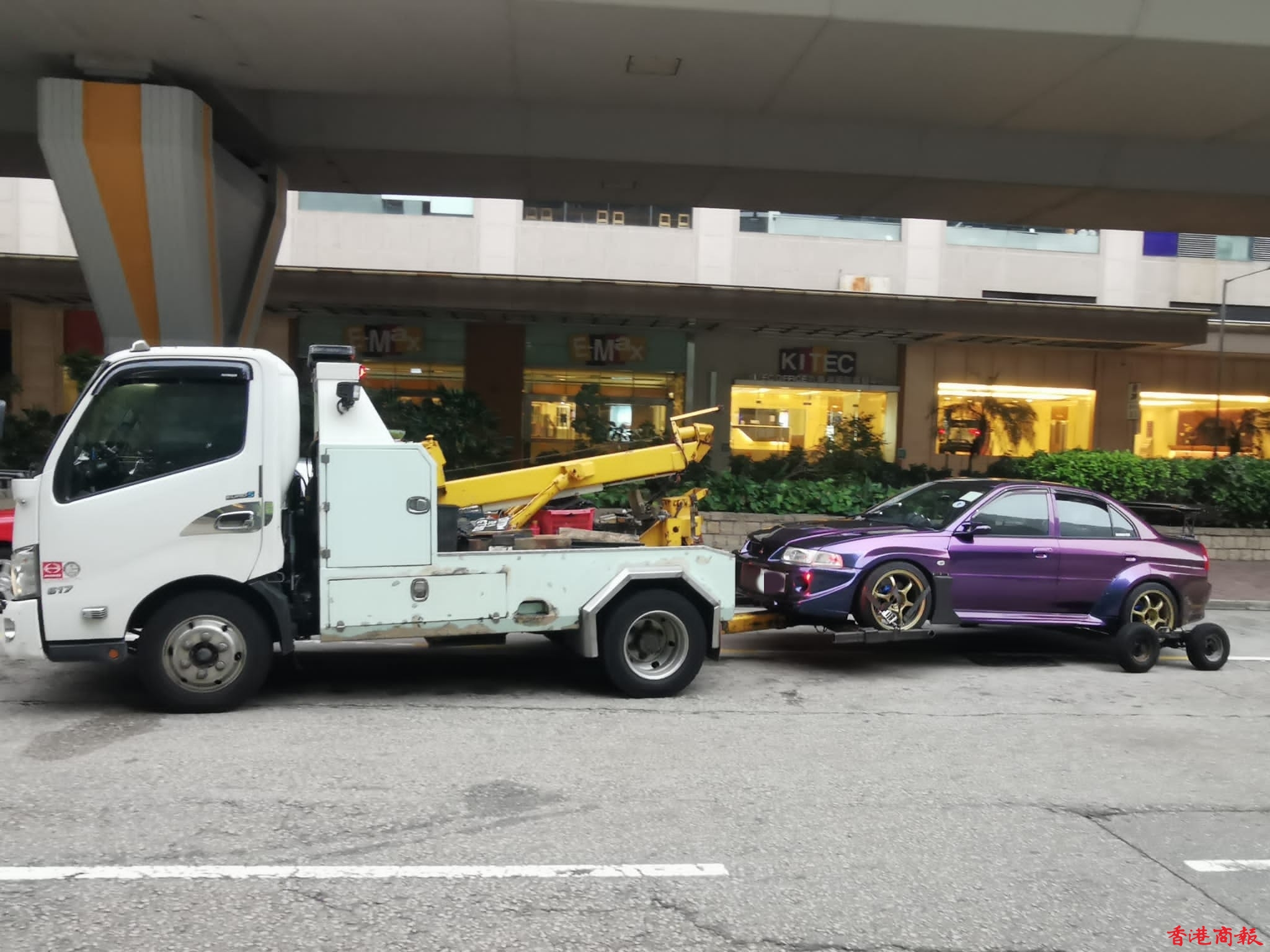私家車疑非法改裝被拖走 警籲駕駛人士勿以身試法