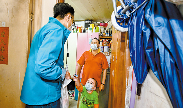 官商民齊心抗疫分派物資