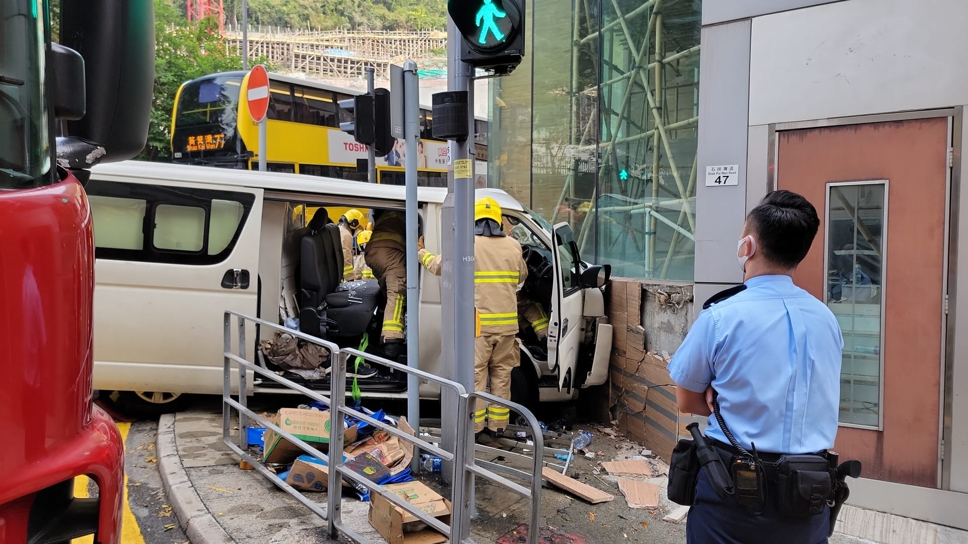 石排灣客貨車煞車失靈剷上行人路 司乘2人受輕傷獲救