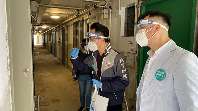 廣播處長聯同灣區各大媒體走進社區派物資