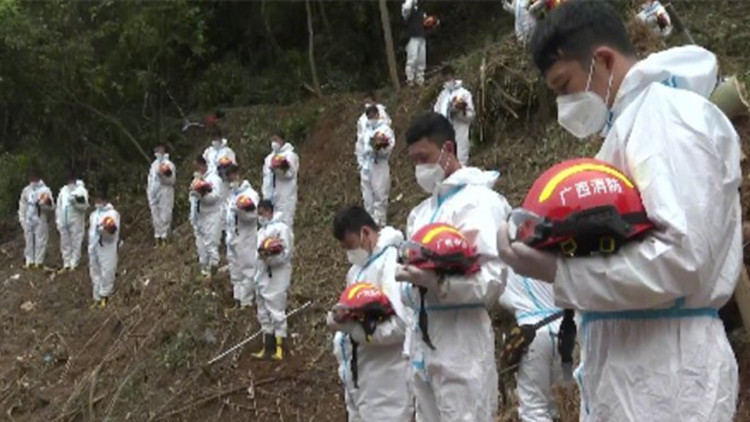 東航MU5735事故現場舉行遇難者哀悼活動