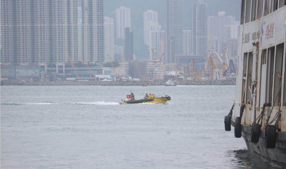 北角海濱公園一名男子攀越欄杆蹈海 已被途人救起