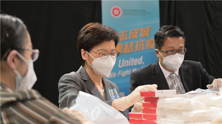 萬人逾百地點參與包裝防疫包 林鄭落區為義工打氣