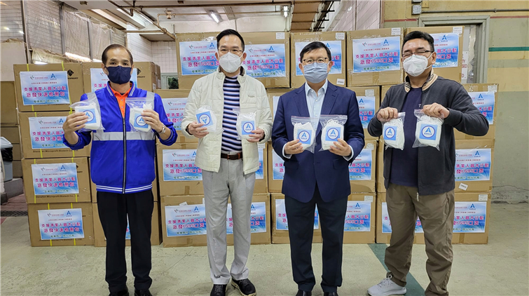 義工派口罩快測劑等抗疫物資 支援前線清潔工