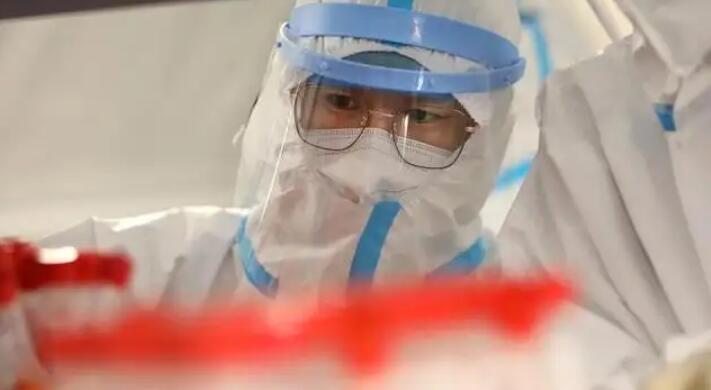 滬新一輪核酸採樣完成 全國3.8萬醫務人員馳援