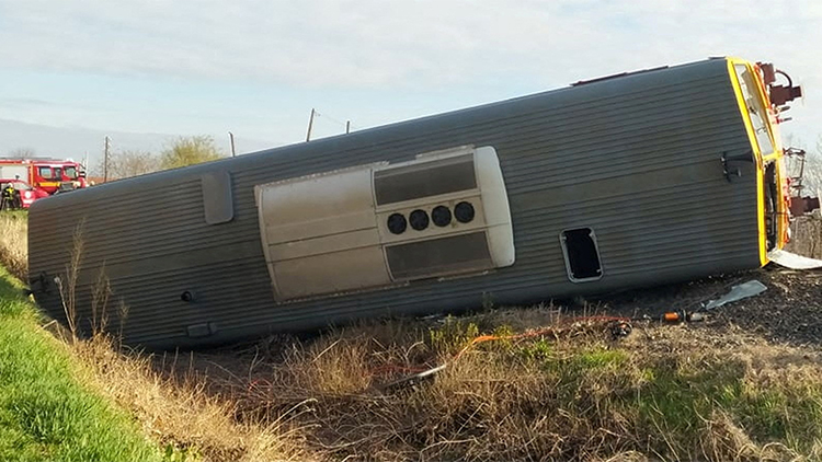 匈牙利貨車駛進路軌與火車相撞 至少5死及多人傷亡