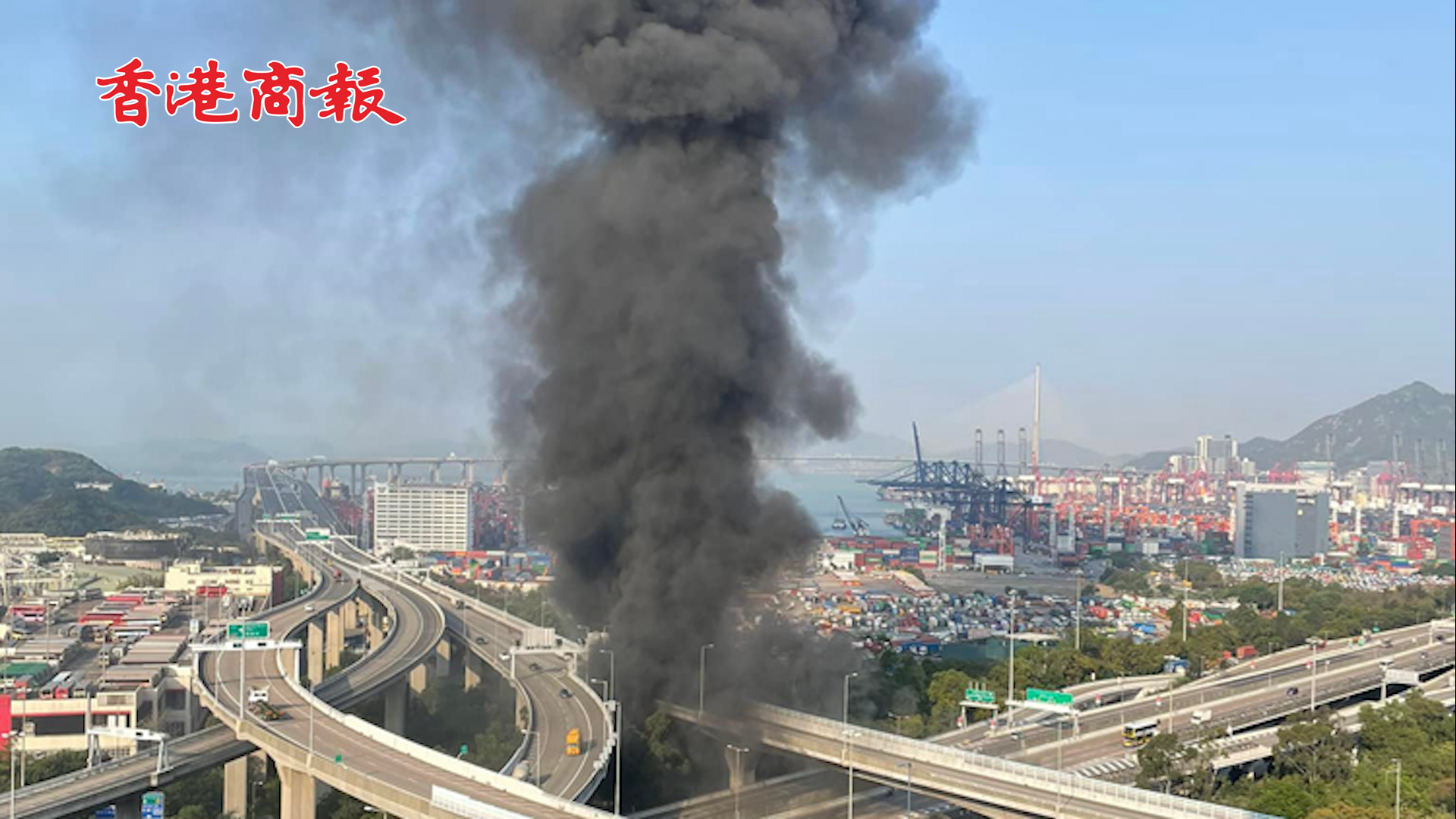 有片｜長沙灣發泡膠山突然起火 黑煙直捲半空