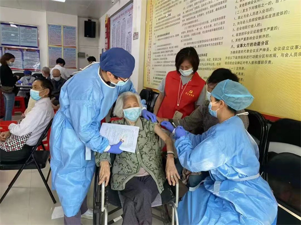 廣州南沙區兩位百歲老人接種新冠疫苗