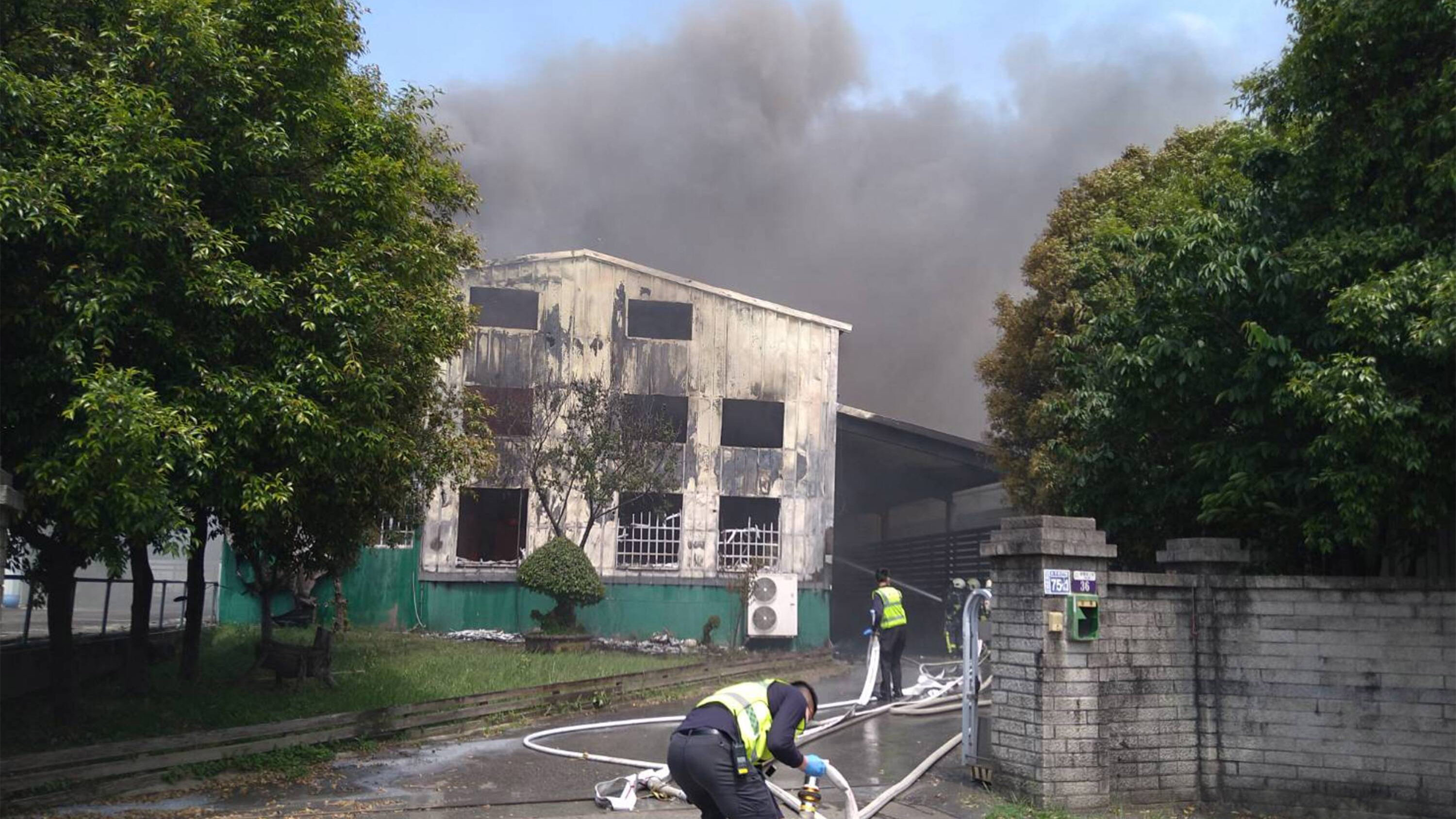 台中鐵皮工廠大火 數公里外見濃煙密布