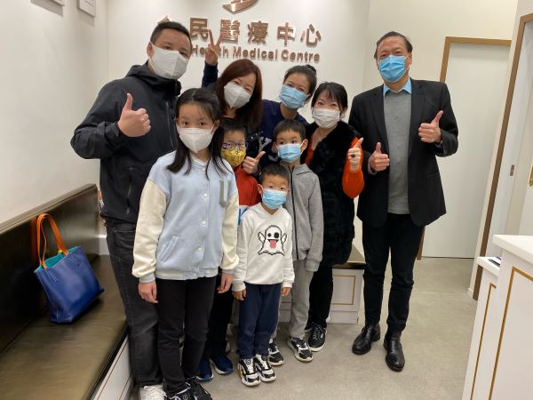 唐卓敏醫療團隊免費為學童打疫苗