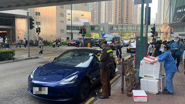 警方荃灣打擊違例泊車 發1191張告票拖走6車