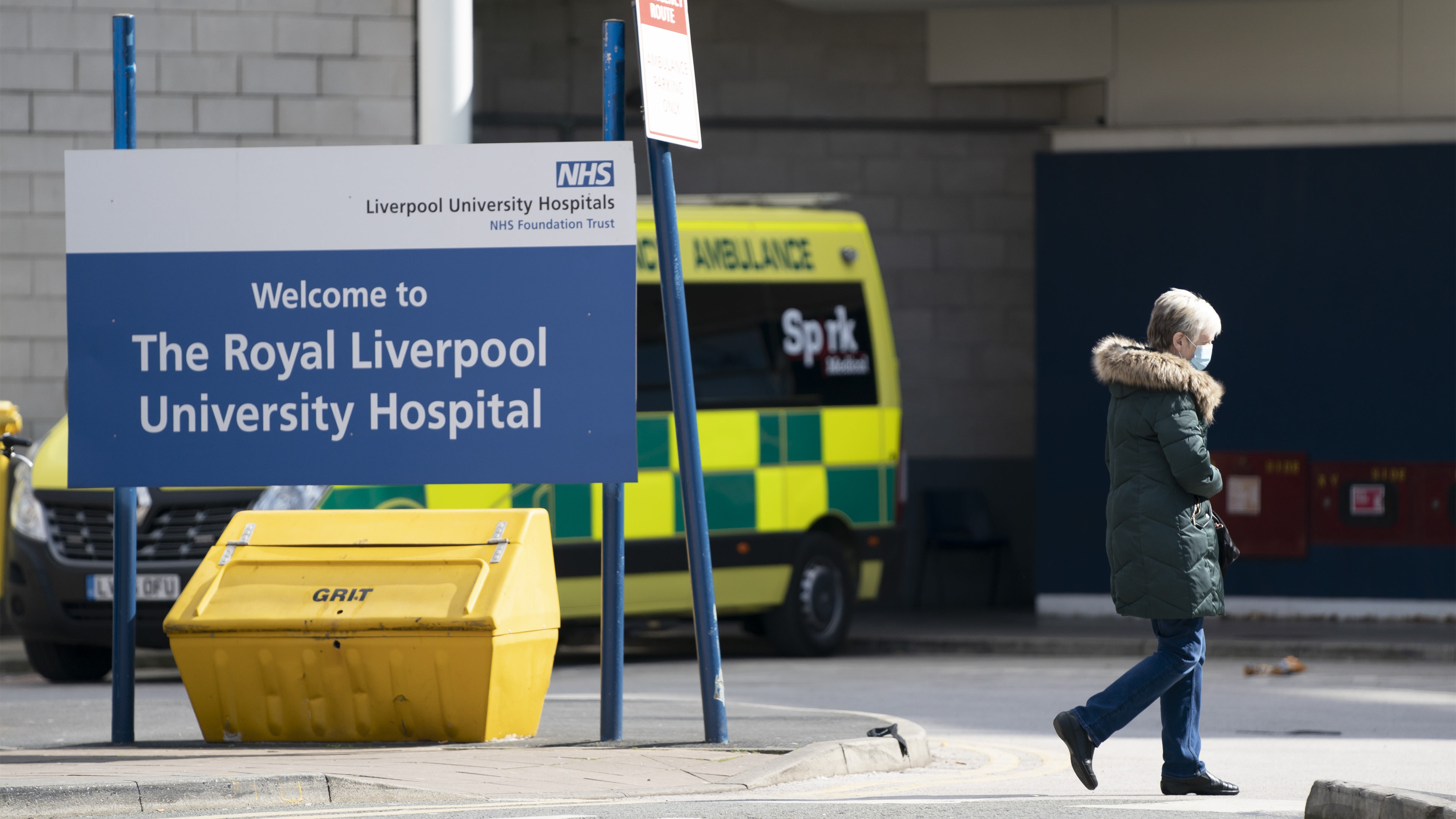 英國「躺平」抗疫留下多重「後遺症」