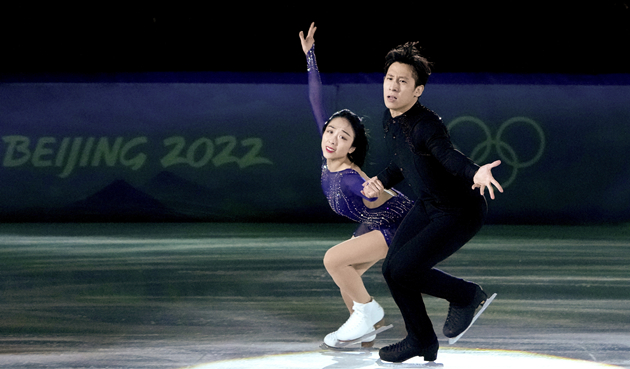 韓聰/隋文靜向北體大贈送北京冬奧會開幕式出場服和領獎服