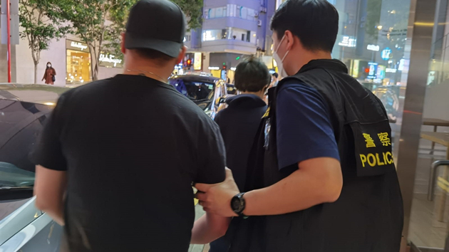 警搗灣仔違規營業樓上吧  拘1負責人票控17客