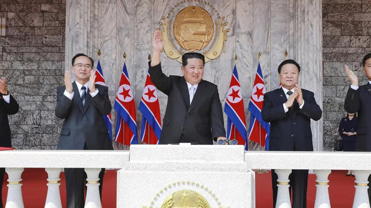 金正恩視察新型武器試射 韓國稱朝鮮發射兩枚飛行物