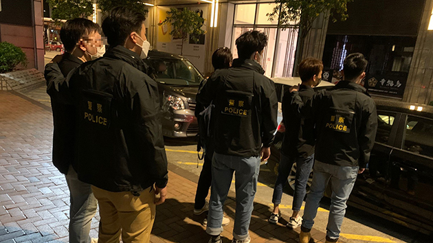 警方打擊尖沙咀違規營業酒吧 拘捕3人票控14顧客