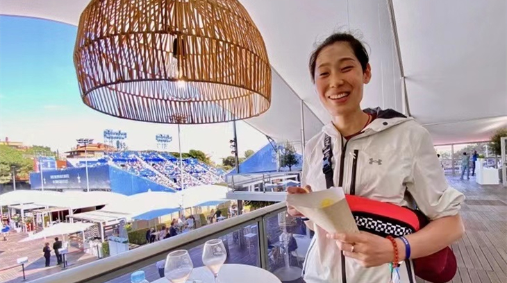 朱婷現身巴塞隆拿 手腕手術後康復良好