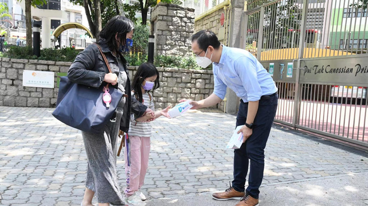 連線「學生重返校園健康支援計劃」續向多區學童贈送防疫物資