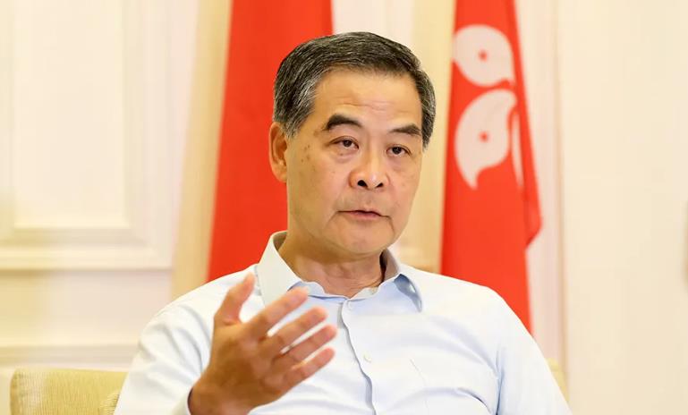 梁振英斥鍾劍華赴英實則移民 促交回特區護照