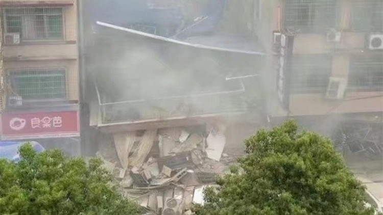 有片｜【突發】長沙一樓棟坍塌店舖被埋  陸續有人被救出