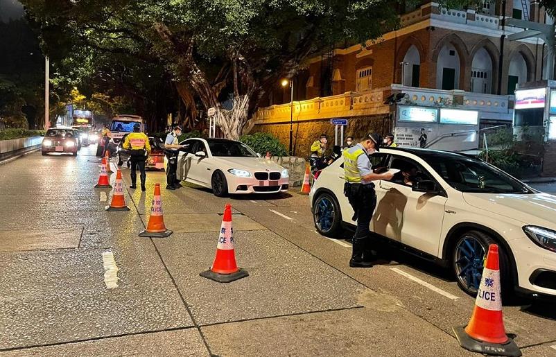 警西九龍打擊交通違例拘12人 其中4人涉嫌藏毒