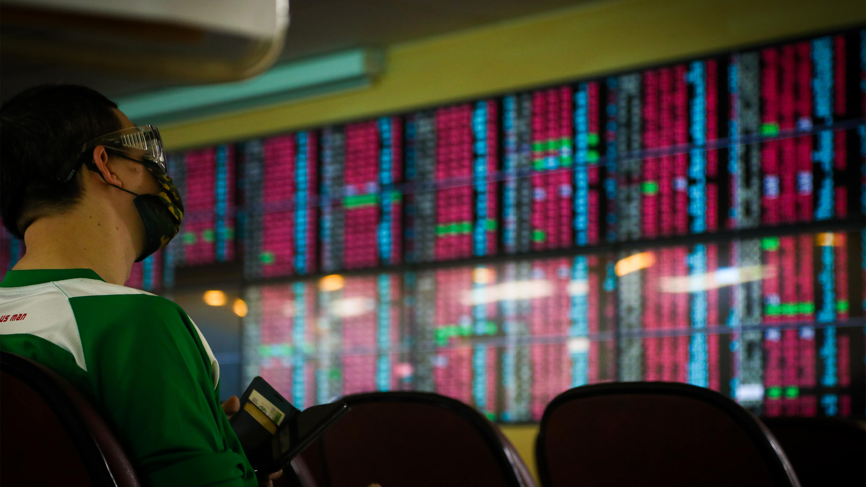 台股重挫逾200點 一度跌破16200點關卡