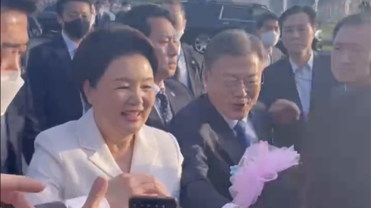 文在寅「謝幕」離開青瓦台 總統任期將於10日零時結束