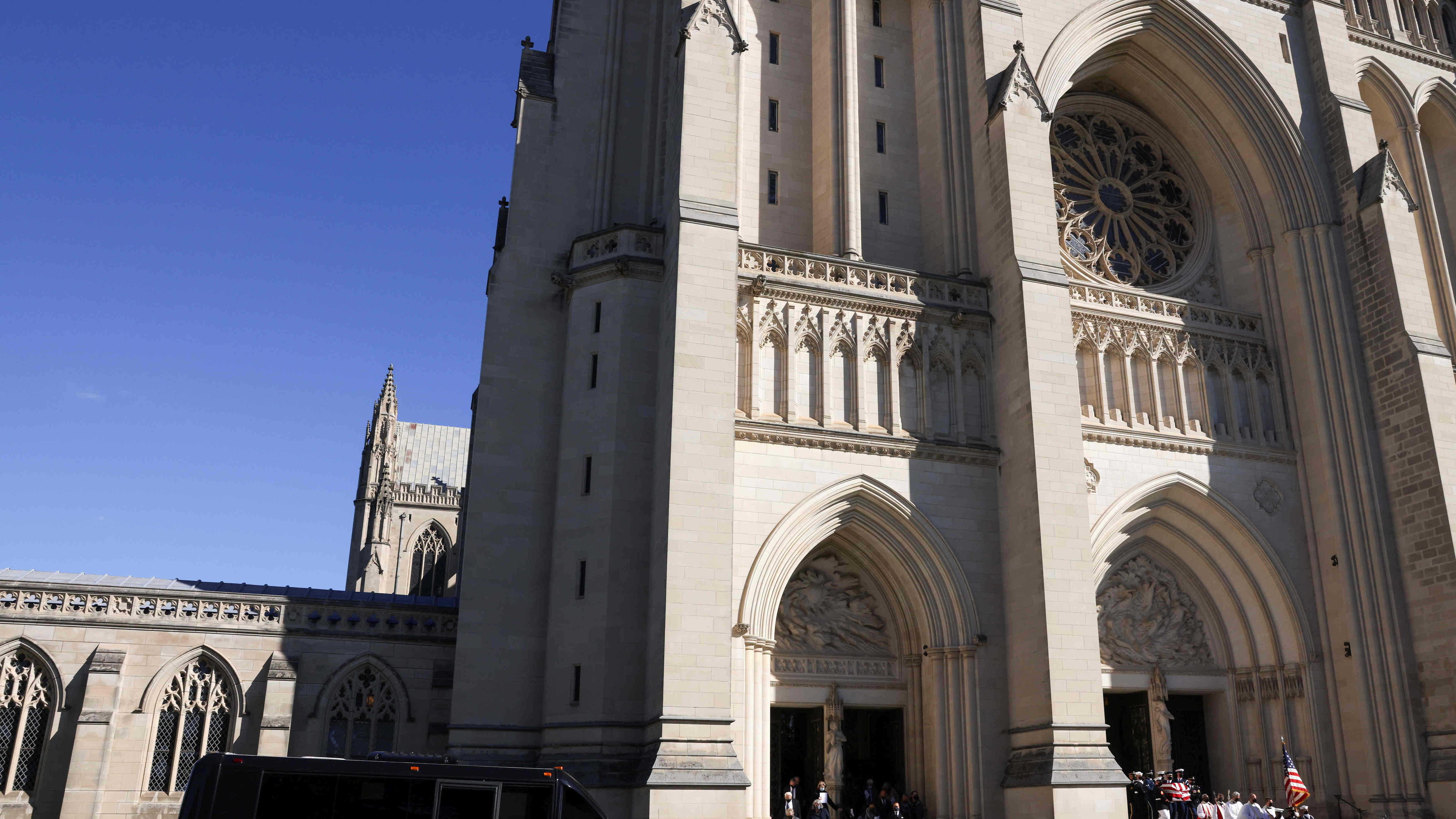 美新冠不治將破百萬人 華盛頓大教堂敲鐘千次致哀