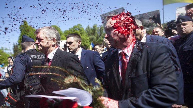 圖集 | 俄駐波蘭大使出席活動被潑紅漆 俄外交部譴責