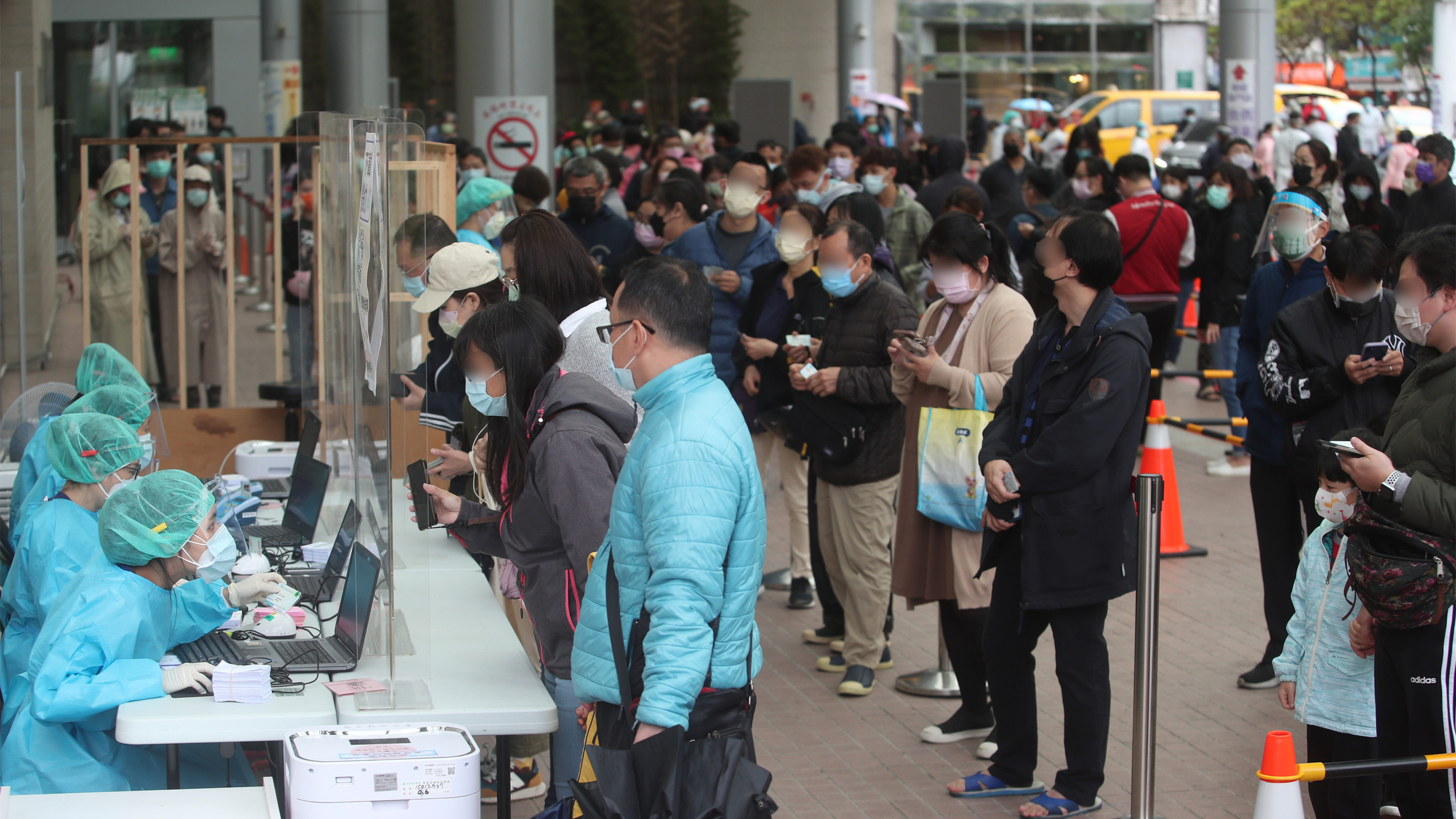 圖集｜本土疫情持續升溫 台灣各大醫療院所人滿為患